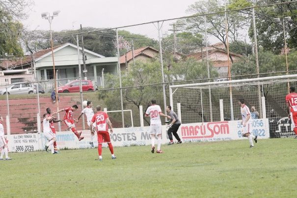 Após cobrança de escanteio, meia Jefinho vence zagueiro Bertola na disputa aérea e marca o gol da vitória da Vila Dias diante do Unidos do Inocoop, no Tucurão. (Foto: Diego Ortiz)