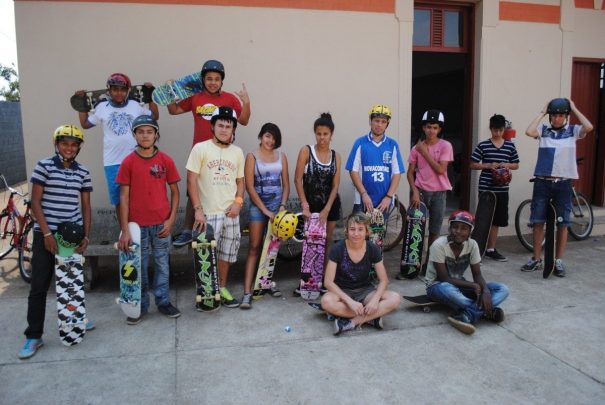 Adolescentes do Badi Comunitário recebem aulas de skate de Mirlene, que já vê talentos no grupo. (Foto: Divulgação)