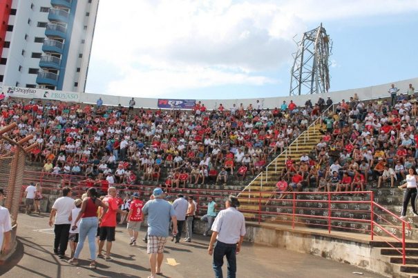 Pela primeira vez na competição, arquibancada do Romildão registrou mais de 4 mil torcedores, mesmo em uma sexta-feira à tarde. (Foto: Fernando Surur)