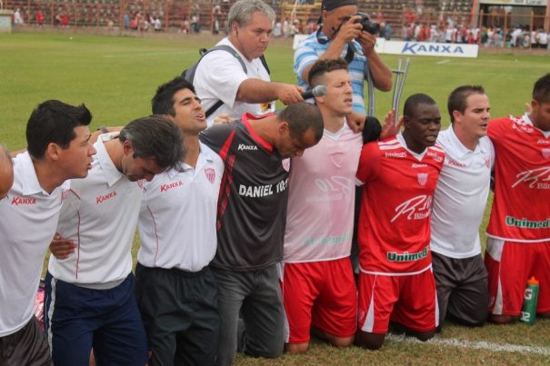 Após a partida, grupo rezou, comandado pelo presidente Rivaldo. (Foto: Fernando Surur)