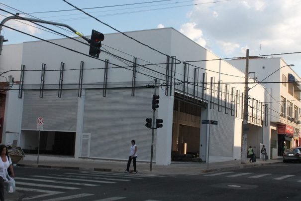 Com obras em andamento desde o ano passado, imóvel abrigará rede nas próximas semanas. (Foto: Fernando Surur)