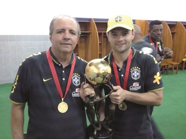 Trabalho de Vadão foi enaltecido por Fabinho Guerreiro, que festejou a taça com o treinador. (Foto: Arquivo pessoal)