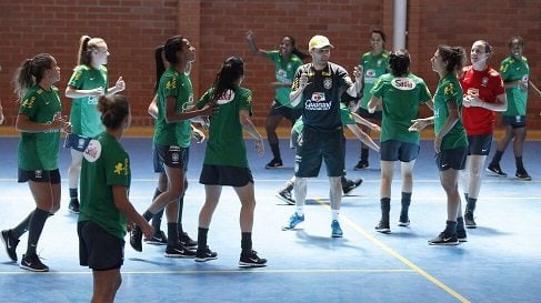 Fabinho se diverte com as meninas na seleção, criando amizades, sem perder o respeito. (Foto: Rafael Ribeiro/Assessoria CBF)