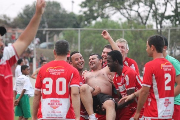 Dirigente Galileu Araújo foi festejado pelos jogadores e garantiu que sabia que ia dar Vila Dias. (Foto: Diego Ortiz)