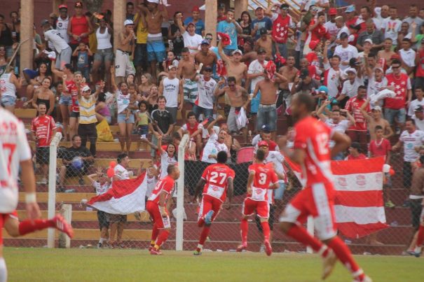 Kanu comemora o gol do título com a torcida, aos 5 minutos do segundo tempo. (Foto: Diego Ortiz)