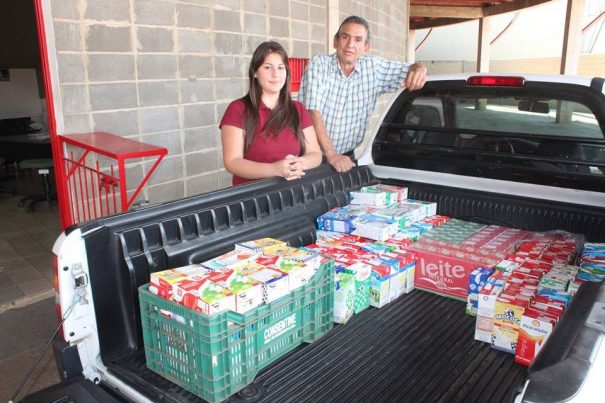 Entrega dos leites a entidades em promoção do Mogi Mirim foi realizada na segunda-feira. (Foto: Divulgação)