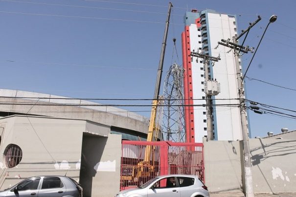 Torre tombada após vendaval já foi retirada do estádio e se transformou em sucata. (Foto: Diego Ortiz) 