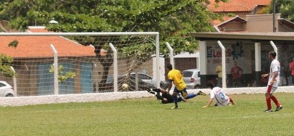 Em contra-ataque, Adilsinho toca no canto esquerdo do goleiro e se isola na artilharia da Série B, com 10 gols marcados. (Foto: Diego Ortiz)