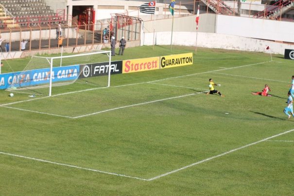 Rivaldinho vira o placar para o Mogi Mirim e aumenta a esperança da torcida pela classificação. (Foto: Fernando Surur)