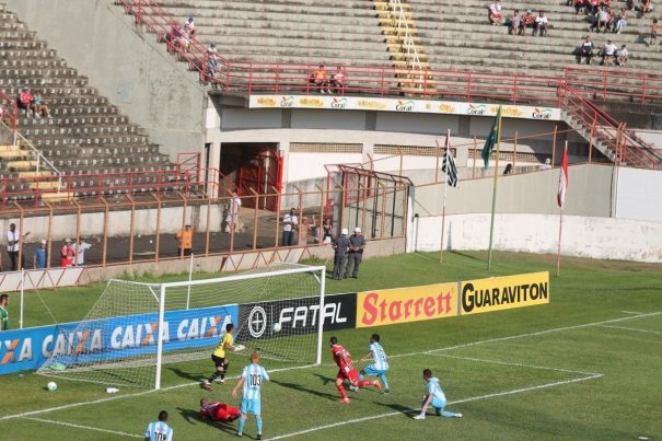 Willian Popp, que entrou no intervalo da partida, empata o jogo para o Mogi Mirim. (Foto: Fernando Surur)