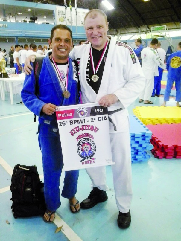 Ferreira e Macini: medalhas na competição de jiu-jitsu entre policiais militares. (Foto: Divulgação)