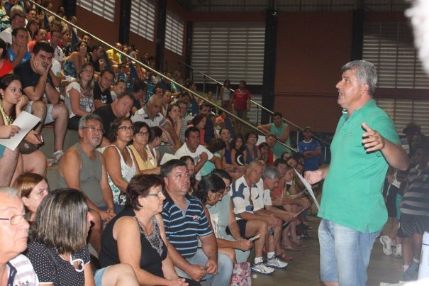 Na noite de segunda-feira, ginásio do Clube Mogiano recebeu centenas de associados para discutir as insatisfações com recentes medidas da atual diretoria. (Foto: Diego Ortiz)