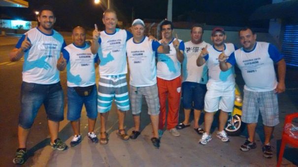 Integrantes da Chapa 1 se reuniram em lanchonete da zona Leste, com camiseta do grupo. (Foto: Divulgação)