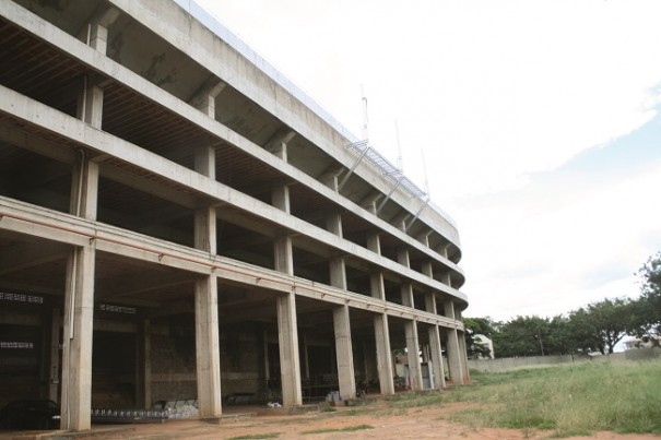 Bases fixadas na arquibancada irão receber as fileiras de holofotes. (Foto: Diego Ortiz)