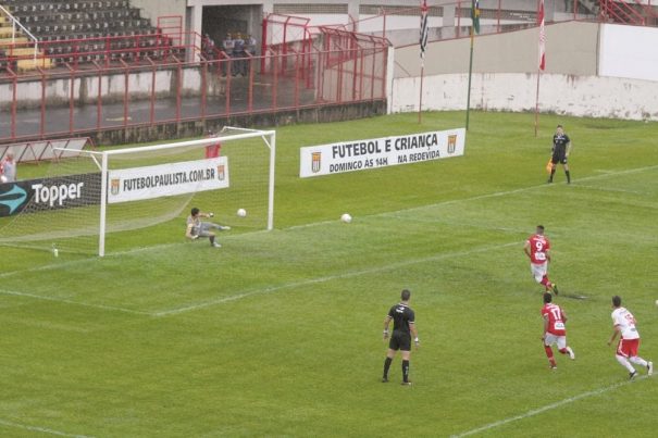 No jogo de ida da final do Paulista Sub-20 de 2013, Rivaldinho marca de pênalti contra o Botafogo. (Foto: Arquivo)