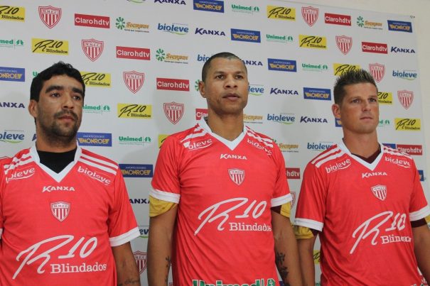 Volante Val e zagueiros André Luís e Diego Gaúcho foram apresentados na tarde desta sexta-feira. (Foto: Diego Ortiz)