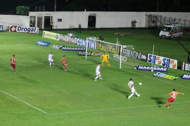 Edson Ratinho manda a bola com perigo para área, em lance da primeira etapa. (Foto: Fernando Surur)