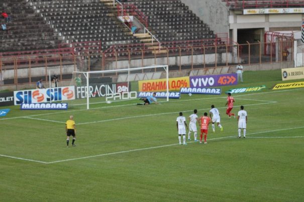 Magrão escolhe o canto direito do goleiro Lauro e converte o pênalti para o Sapão. (Foto: Diego Ortiz)