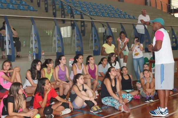 Claudinei Quirino conversou com os presentes e depois comandou atividades práticas de atletismo. (Foto: Diego Ortiz)