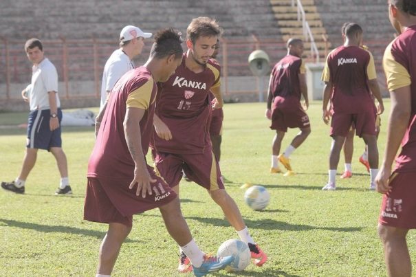 Com a suspensão do meio-campista Hygor, Vitinho volta a assumir uma vaga de titular no Mogi. (Foto: Diego Ortiz)