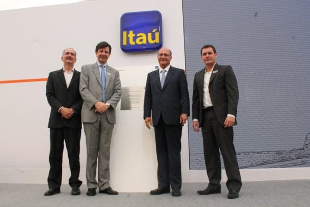 Aldo Rebelo, Roberto Setubal, Geraldo Alckmin e Gustavo Stupp, ontem, na cerimônia de inauguração (Foto: Fernando Surur)