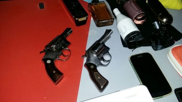 Menores tentaram dispensar objetos roubados e armas utilizadas em assalto