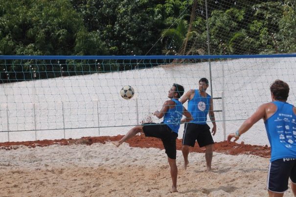 Vinícius, um dos melhores do mundo no futevôlei, exibiu sua categoria ao lado de Fábio Luciano. (Foto: Diego Ortiz)