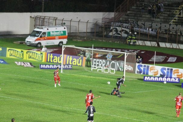 Biro-Biro fuzila para abrir o placar no Estádio Romildo Vitor Gomes Ferreira. (Foto: Fernando Surur)