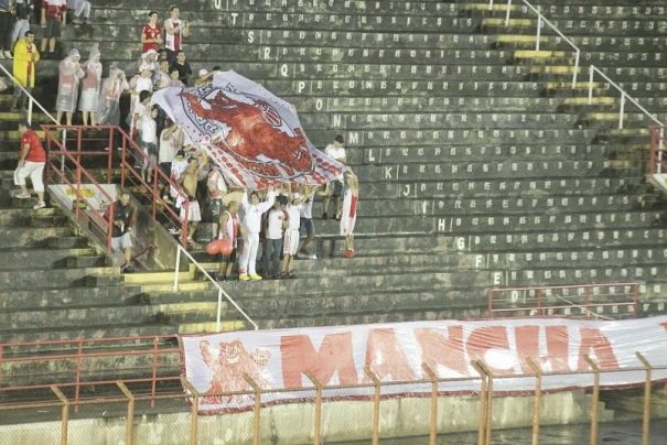 Bateria da Mancha Vermelha voltou a ecoar no Estádio Romildão. (Foto: Fernando Surur)