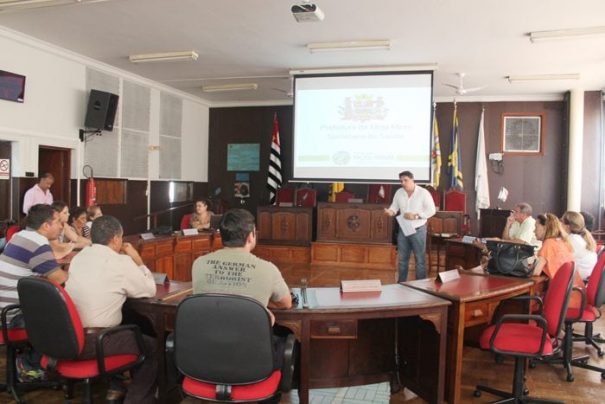 Reunião foi realizada na quarta-feira, no plenário da Câmara Municipal (Foto: Fernando Surur)