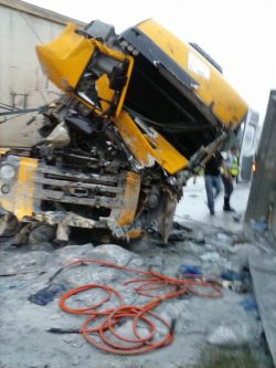 Duas carretas bateram de frente na Rodovia SP-340 por volta das 5h de segunda-feira (Foto: Divulgação)