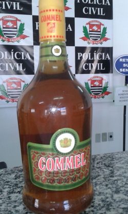 Garrafa de conhaque foi furtada do supermercado Leonello (Foto: Divulgação)