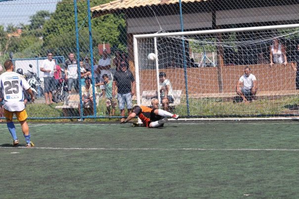 Arbitragem acertou ao validar gol de Diguinho contra Nazareth, que reclamou que bola não havia entrado, mas sim ido para fora. (Foto: Diego Ortiz)