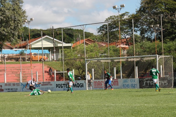 Aritana finaliza para fazer o gol da virada da Tucurense diante da Piteiras, na manhã de domingo, em partida disputada no Tucurão. (Foto: Diego Ortiz)