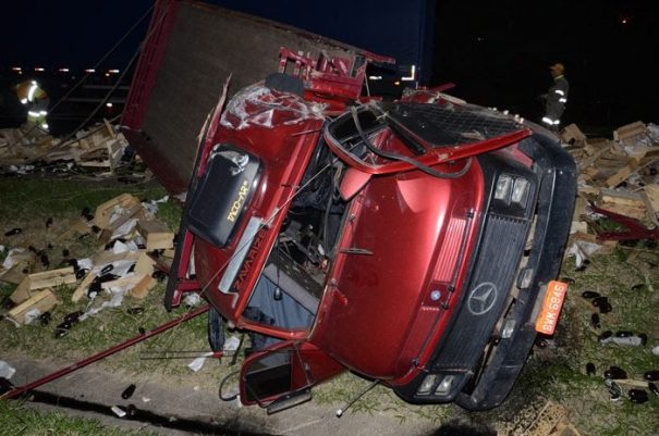 Acidente ocorreu às 20h40: caminhão capotou e acabou parando no canteiro central da rodovia (Foto: Fabrício Leme de Morais /Gazeta Guaçuana)