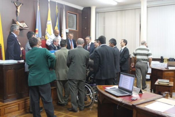 Vereadores se reuniram com o presidente João Carteiro (PMDB) na sessão (Foto: Ana Paula Meneghetti)