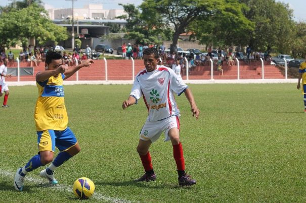 Esmeralda (camisa branca) subiu para a Primeira Divisão como vice-campeão da Série B. (Foto: Arquivo)