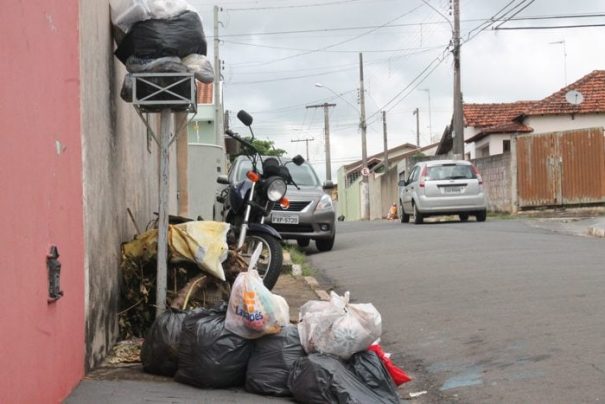 Lixo está espalhado por diversos pontos, sobretudo, nos bairros (Foto: Ana Paula Meneghetti)