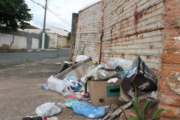 Devido à paralisação, lixo já começava a se acumular pelas calçadas da cidade (Foto: Ana Paula Meneghetti)