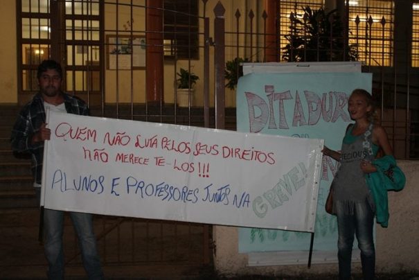 Representantes do sindicato e alunos se concentraram em frente à Escola Monsenhor Nora (Foto: Ana Paula Meneghetti)