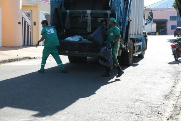 Coleta volta a ser realizada três vezes por semana nos bairros; garis recolhem lixo no Maria Beatriz (Foto: Ana Paula Meneghetti)