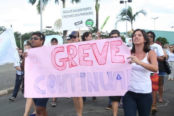 Manifestação contou com professores e estudantes, na última quinta (Foto: Ana Paula Meneghetti)