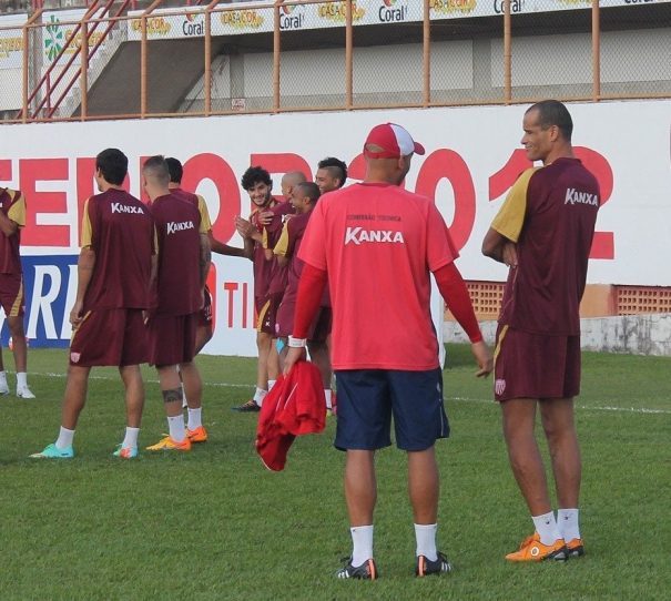 Edinho busca bom resultado em busca de reação na Série B e para evitar ser demitido por Rivaldo. (Foto: Diego Ortiz)