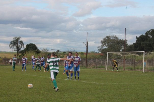 Bola parada do talentoso meia Iago, que participou dos três gols da vitória, foi um dos diferenciais do Martim Francisco na final. (Foto: Diego Ortiz)