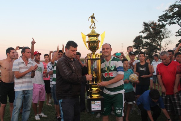 Chiquinho ergueu o troféu de campeão e desabafou contra os "corneteiros". (Foto: Diego Ortiz)