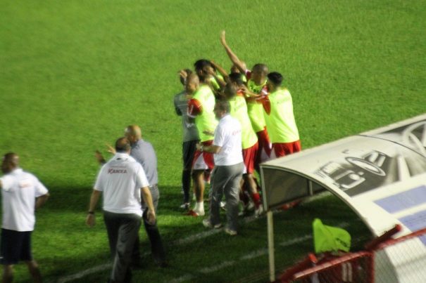 Mogi Mirim comemora gol de empate, marcado por Júnior Juazeiro. (Foto: Diego Ortiz)