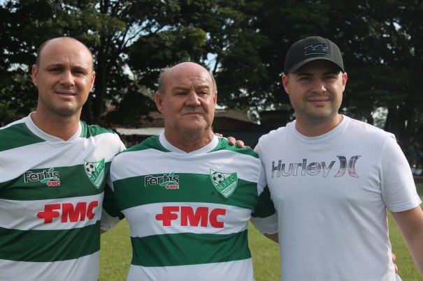 Chiquinho, ao lado do pai Nenê e do irmão Lucas, diretor do clube. (Foto: Diego Ortiz)