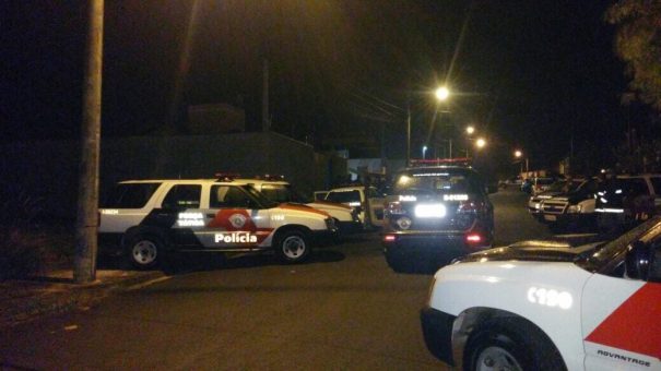 Após denúncia de um vizinho, equipes da Polícia Militar cercaram a residência na zona Oeste. (Foto: Divulgação)