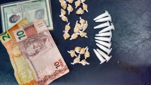 Crack, cocaína e dinheiro pertenciam a Adriana