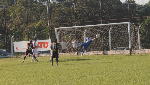 Gol da Santa Cruz, que garantiu a liderança do Amador, em confronto contra a Santa Luzia, foi marcado por Jardel, de cabeça. (Foto: Diego Ortiz)